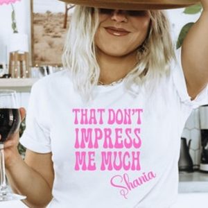 Shania Twain That Don’t Impress Me Much Text T-shirt For Country Music Fans – Apparel, Mug, Home Decor – Perfect Gift For Everyone