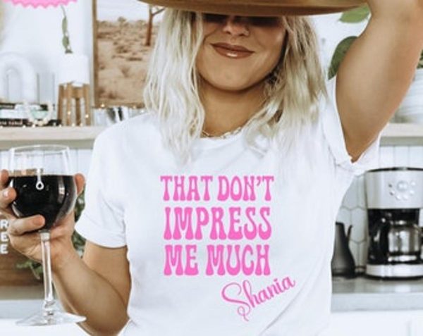 Shania Twain That Don’t Impress Me Much Text T-shirt For Country Music Fans – Apparel, Mug, Home Decor – Perfect Gift For Everyone