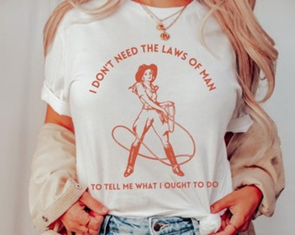 Tyler Childers I Don’t Need The Laws Of Man Lyrics Unisex T-shirt – Apparel, Mug, Home Decor – Perfect Gift For Everyone