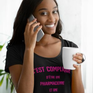 Shirt Femme – C’est Complique D’etre Une Pharmacienne Et Une Thug A La Fois Mais Aa Va, Je Gere Shirt Femme – C’est Complique D’etre Une Pharmacienne Et Une Thug A La Fois Mais Aa Va, Je Gere