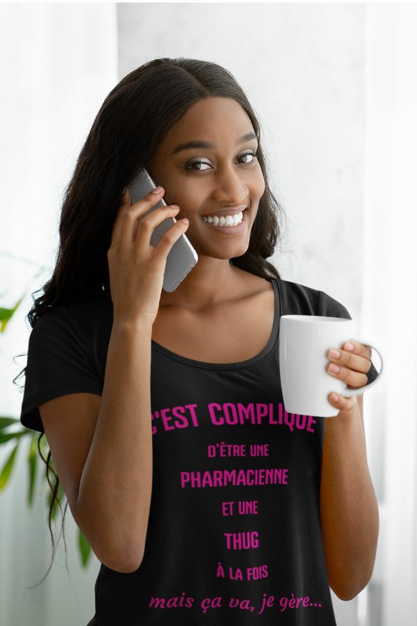 Shirt Femme – C’est Complique D’etre Une Pharmacienne Et Une Thug A La Fois Mais Aa Va, Je Gere