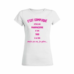Shirt Femme – C’est Complique D’etre Une Pharmacienne Et Une Thug A La Fois Mais Aa Va, Je Gere Shirt Femme – C’est Complique D’etre Une Pharmacienne Et Une Thug A La Fois Mais Aa Va, Je Gere