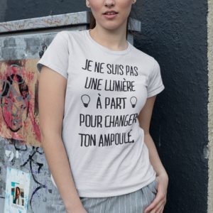Shirt Femme – Je Ne Suis Pas Une Lumiere A Part Pour Changer Ton Ampoule Shirt Femme – Je Ne Suis Pas Une Lumiere A Part Pour Changer Ton Ampoule