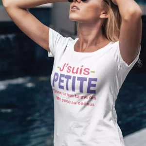 Shirt Femme – J’suis Petite Donc Ce Que Tu Me Dis Me Passe Au Dessus Shirt Femme – J’suis Petite Donc Ce Que Tu Me Dis Me Passe Au Dessus