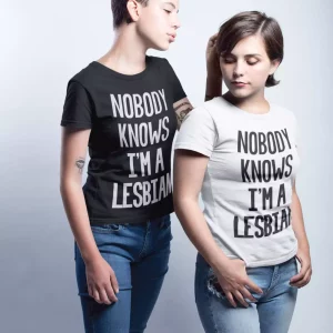 Shirt Femme – Nobody Knows I’m A Lesbian Shirt Femme – Nobody Knows I’m A Lesbian