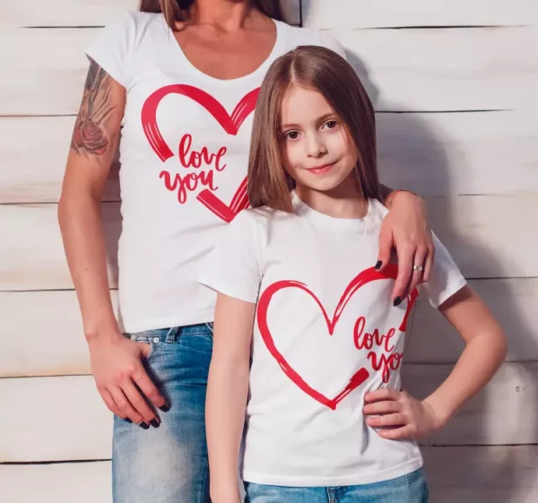 T shirt fete des meres Coeurs de nom personnalise