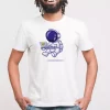 Tee-shirt astronaute sur un ordinateur