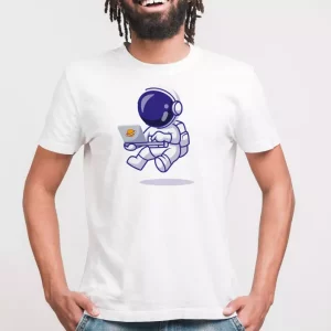 Tee-shirt astronaute sur un ordinateur