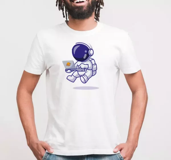 Tee-shirt astronaute sur un ordinateur