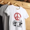 Tee-shirt banksy signe de paix