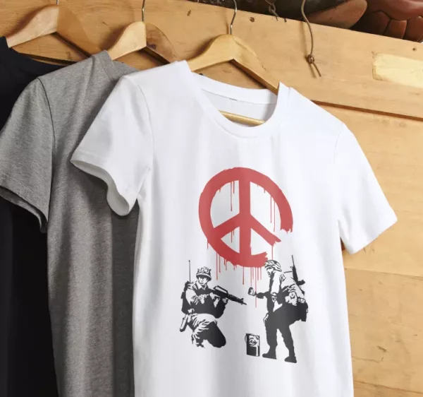 Tee-shirt banksy signe de paix