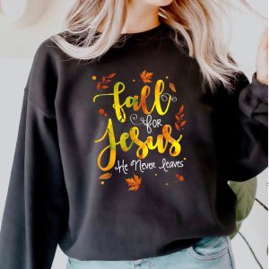 Fall For Jesus He Never Leaves Autumn Vibes Christian Thanksgiving Gift T-Shirt