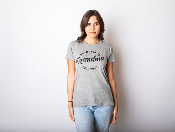 Womens Promoted To Grandma Est 2024 2023 2022 2021 or 2020 Tshirt Funny New Baby Family Grandmother Tee