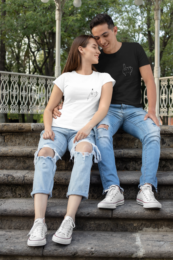 T-shirt assortis pour couple Doigt d’honneur cote coeur