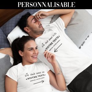 T-shirt couple personnalisable – Je suis avec ce, cette + votre texte T-shirt couple personnalisable – Je suis avec ce, cette + votre texte