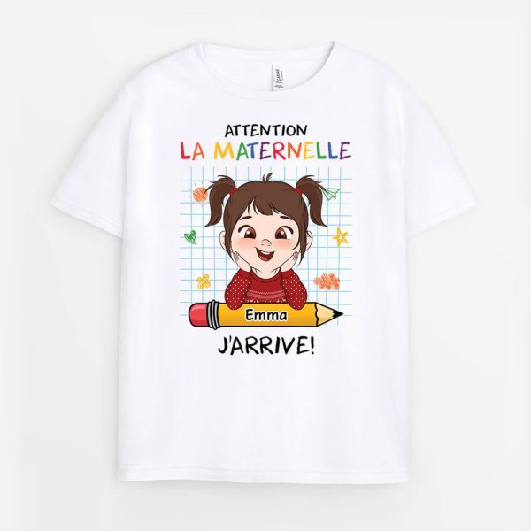 Attention La Maternelle J’arrive – Cadeau Personnalise  T-shirt pour Enfant