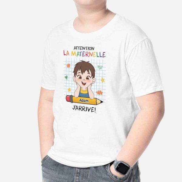 Attention La Maternelle J’arrive – Cadeau Personnalise  T-shirt pour Enfant