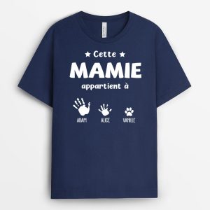 T-shirt Cette Mamie Appartient A Mains et Empreintes en Blanc Personnalise T-shirt Cette Mamie Appartient A Mains et Empreintes en Blanc Personnalise