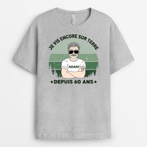 T-shirt Je Vis Encore Sur Terre Depuis 60 Ans Personnalise T-shirt Je Vis Encore Sur Terre Depuis 60 Ans Personnalise