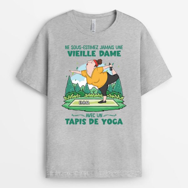 T-shirt Ne sous-estimez jamais la femme avec un tapis de yoga Personnalise