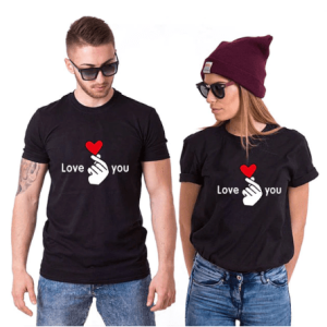 Tee shirt couple doigt et coeur Tee shirt couple doigt et coeur