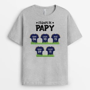 L’Equipe De Papa Avec Maillots De Foot – Cadeau Personnalise  T-shirt pour Papa L’Equipe De Papa Avec Maillots De Foot – Cadeau Personnalise  T-shirt pour Papa