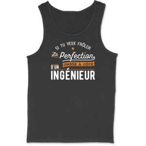 Debardeur homme passe a cote d’un ingenieur Debardeur homme passe a cote d’un ingenieur