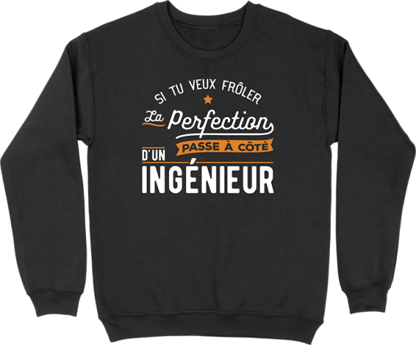 Pull homme passe a cote d’un ingenieur